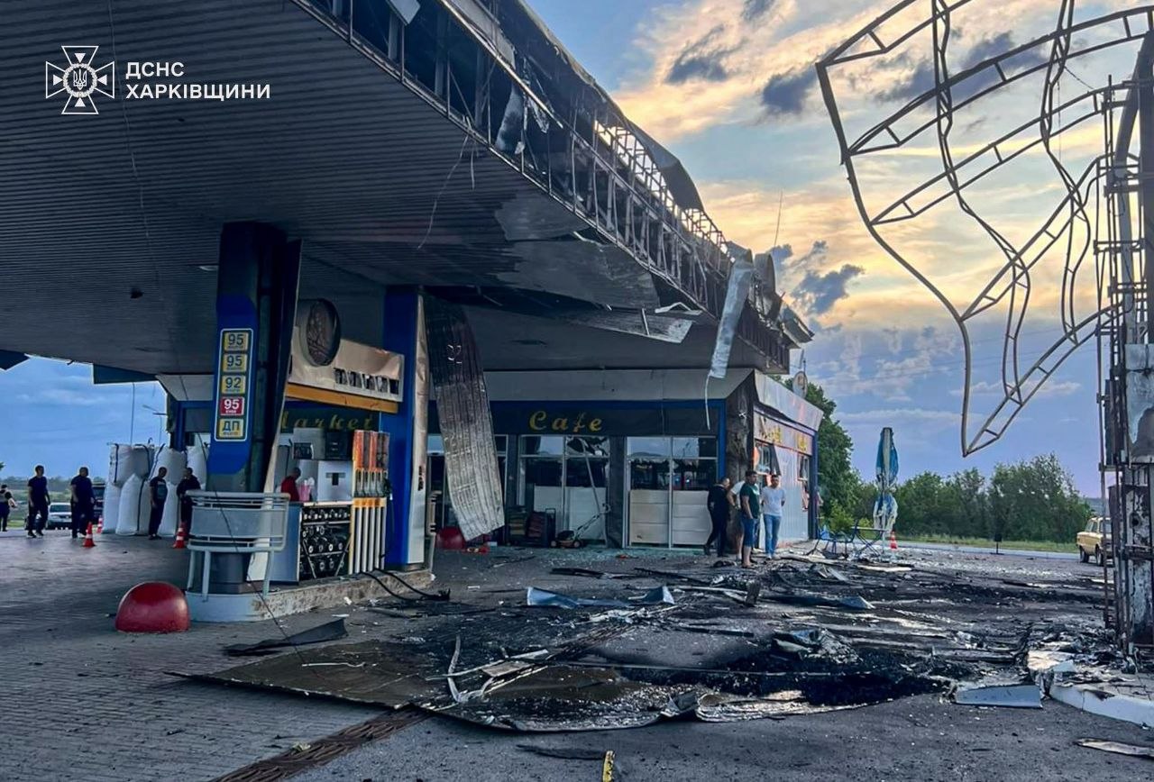 Ворожі БпЛА вдарили по Чугуївщині: горіла АЗС і будівлі підприємства